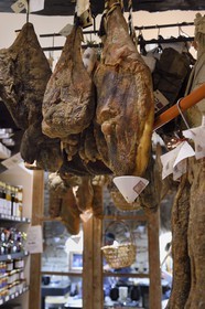 France, Corse-du-Sud (2A), Bonifacio, Ville Haute, épicerie fine corse Roba Nostra