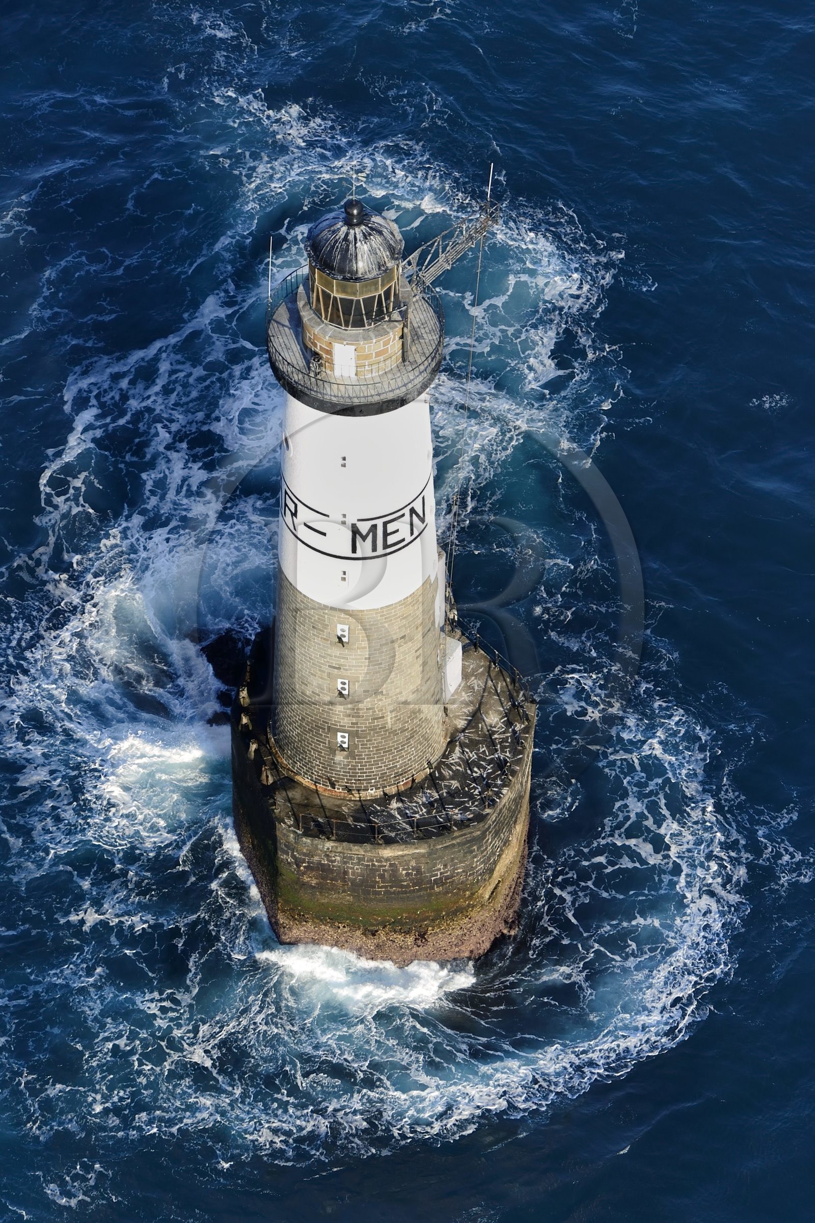 France, Finistère (29), Mer d'Iroise, parc naturel régional d'Armorique, Ile de Sein, Chaussée de Sein, phare d'Ar-Men (vue aérienne)