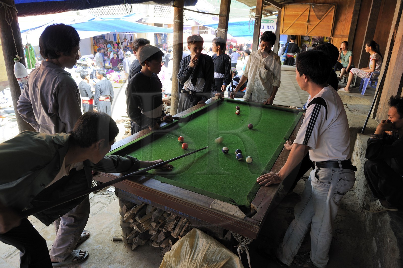 Vietnam, province de Lao Cai, région Nord-Ouest de Sapa, le marché multi-éthnique de Muong Hum, les hommes jouent au billard américain