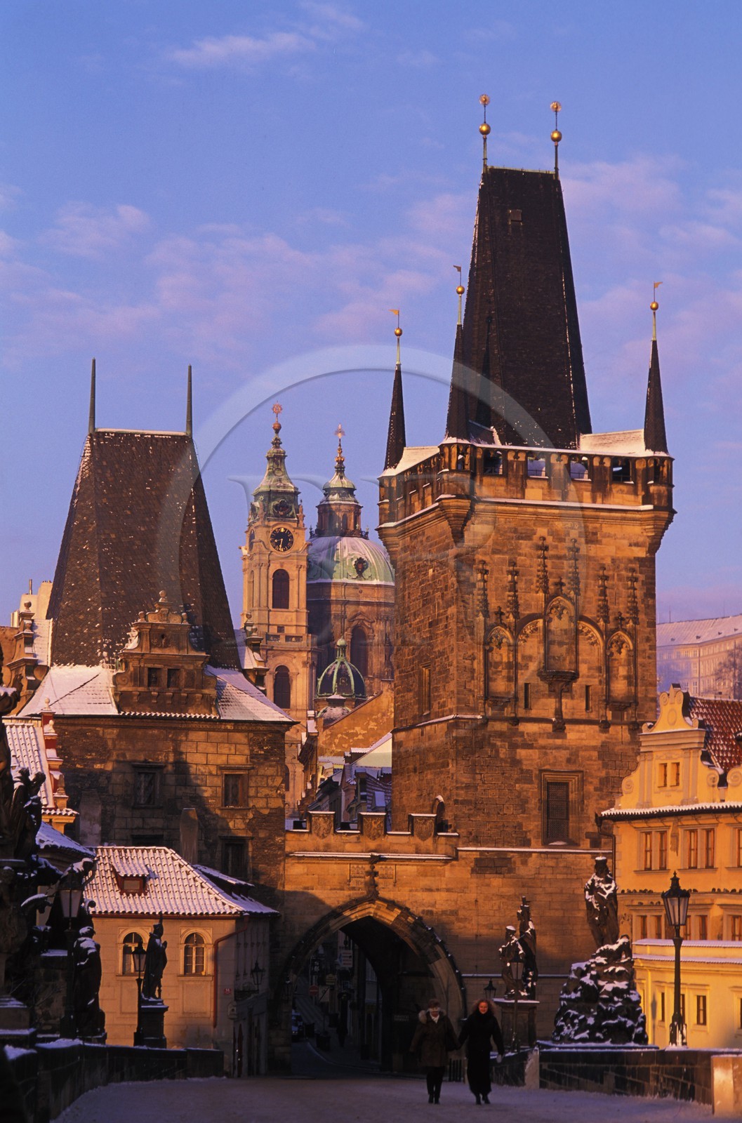République Tchèque, Prague, le Pont Charles sur la Vltava, porte de Mala Strana et l'église Saint-Nicolas