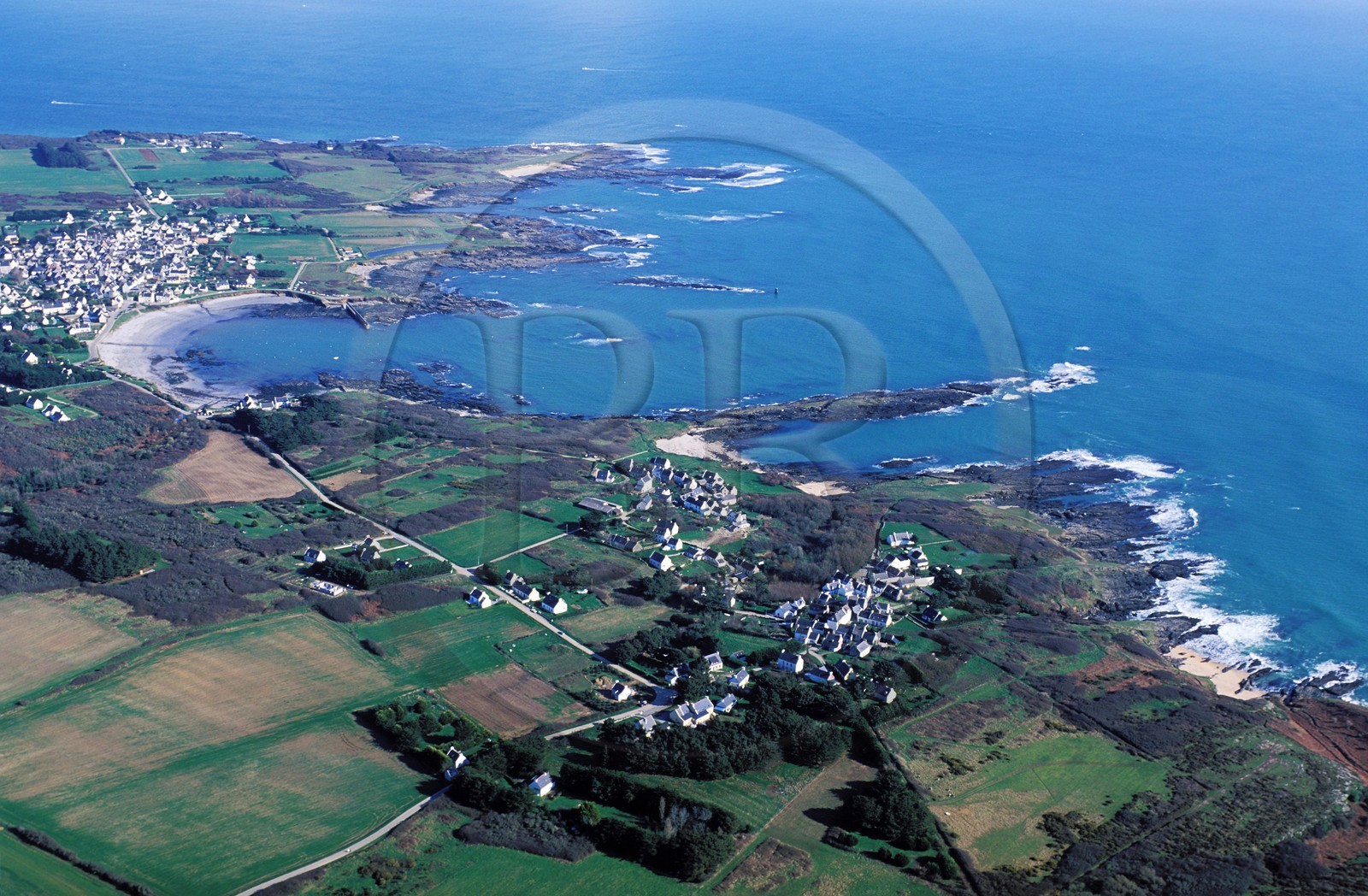 France, Morbihan (56), île de Groix, Locqueltas et Locmaria sur la côte sud (vue aérienne)