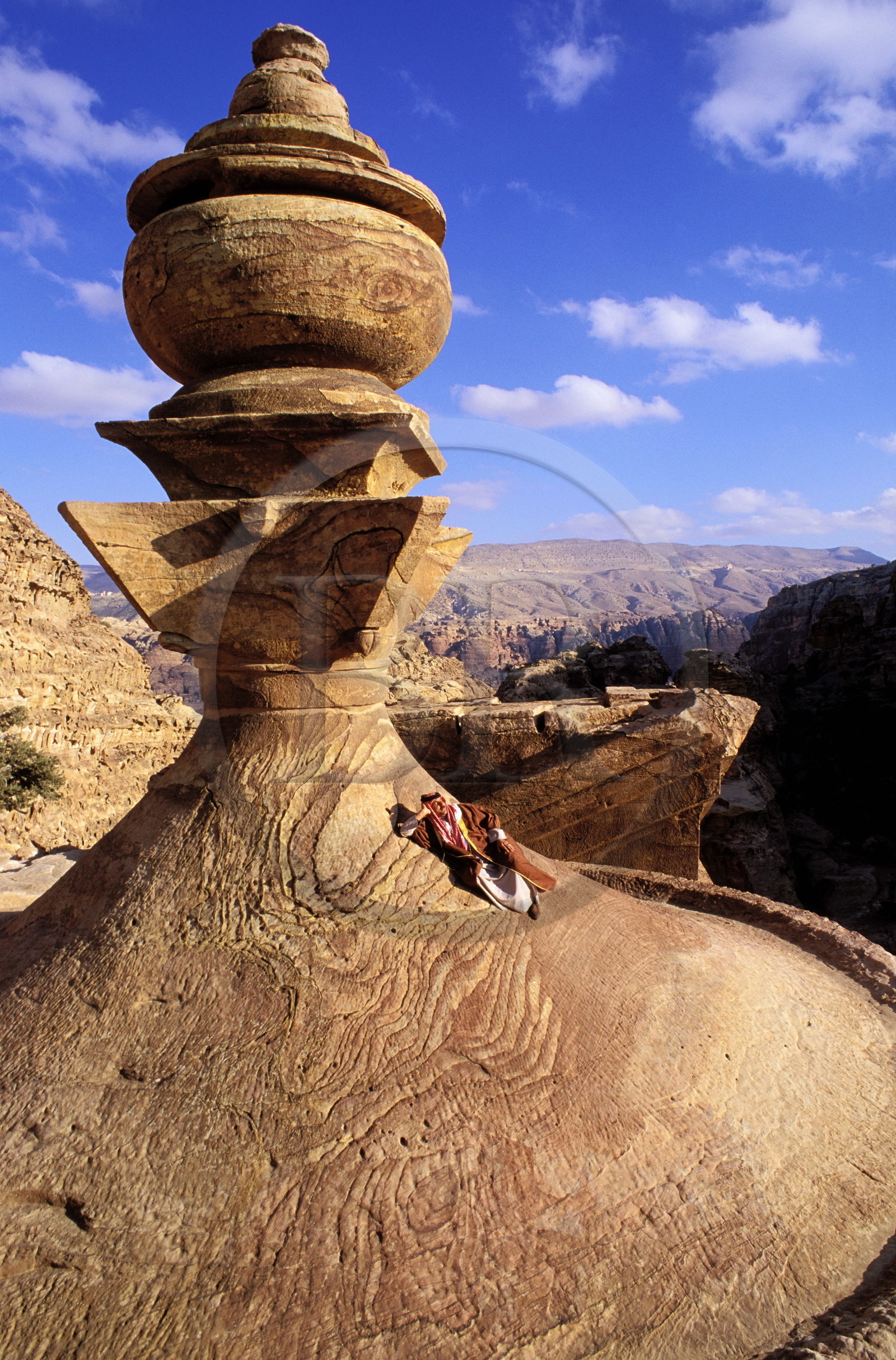 Jordanie, Petra, Un bédouin contemple le royaume des Nabatéens, depuis l'urne couronnant Ed Deir (le Monastère)