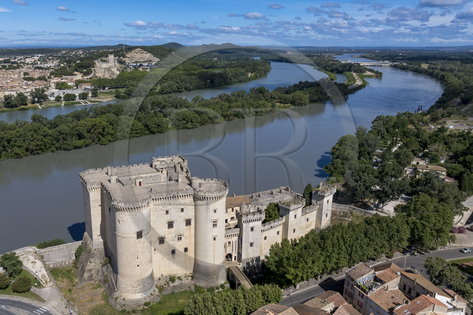 France, Bouches-du-Rhône (13), Tarascon, le chateau du roi René datant du XVe siècle en bordure du Rhone et la forteresse de Beaucaire en arrière plan sur l'autre rive (vue aérienne)