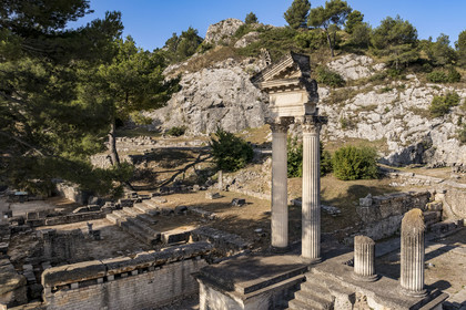 France, Bouches-du-Rhône (13), Parc Naturel Régional des Alpilles, Saint-Rémy-de-Provence, site archéologique de Glanum, colonnes et entablement reconstitués du petit temple géminé du premier forum au premier plan à droite