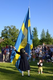 Suède, comté de Dalécarlie, région de Leksand, célébrations du solstice d'été dans le petit hameau de Hjulbäck, lever du drapeau suédois