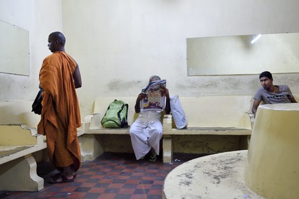Sri Lanka, Colombo, gare centrale du Fort, moine bouddhiste dans la salle d'attente