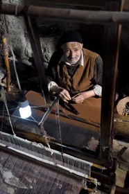 Iran, Province d'Ispahan, désert du Dasht-e Kavir, ville de Nain ou Na'in, Sayed Ali Mostapha, tisseur de laine de chameau de 85 ans dans son atelier souterrain à Mohammadiyeh