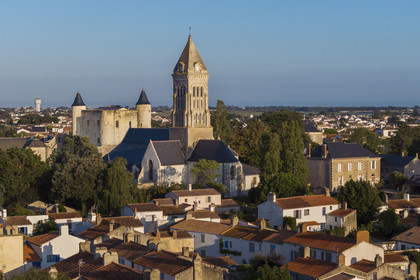 France, Vendée (85), Ile de Noirmoutier, Noirmoutier-en-l'Ile, le château médiéval et l'église Saint-Philbert (vue aérienne)