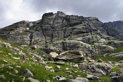 France, Alpes-Maritimes (06), parc national du Mercantour, Vallée des Merveilles parsemée de milliers de gravures rupestres de l'Age de bronze, randonneurs sur le sentier de randonnée GR 52 qui passe au pied du Mont Bégo (2872m) en arrière plan