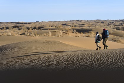 Iran, Province d'Ispahan, désert du Dasht-e Kavir, Mesr dans la région de Khur et Biabanak, randonnée dans les dunes du désert