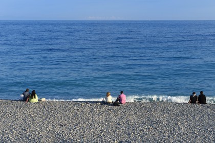 France, Alpes-Maritimes (06), Nice, Promenade des Anglais, couples sur la plage