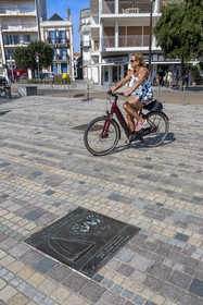 France, Vendée (85), Les-Sables-d'Olonne, plaque dédiée au vainqueur de la course du Vendée Globe sur la promenade de l'Amiral Lafargue, ici Michel Desjoyeaux en 2000-2001