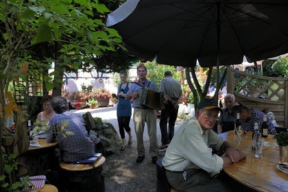 Allemagne, Forêt Noire, Schwartzwald, Bade-Würtemberg, région d'Ottenhöffen, auberge de la Benz-Mühle, un accordéoniste joue et chante des Lieder de la région
