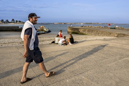 France, Morbihan (56), rade de Lorient, Larmor-Plage, Pointe des Blagueurs à l'extrémité de la plage de Port-Maria et Port-Louis en arrière plan