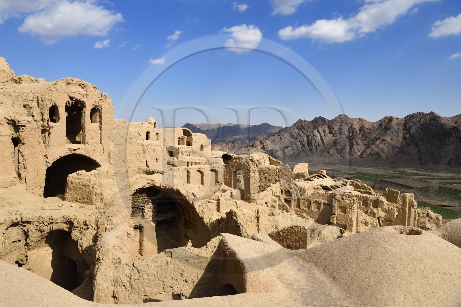 Iran, Province de Yazd, en bordure du désert du Dasht-e Kavir, le vieux village de Kharanaq avec ses maisons en briques de terre crue (adobe) surplombant la vallée Andjir