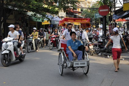 Vietnam, Hanoï, circulation en cyclo-pousse dans la vieille ville