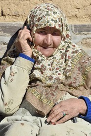 Iran, Province de Yazd, désert du Dasht-e Kavir, Moghestan, femme du village, Masumeh en train de téléphoner