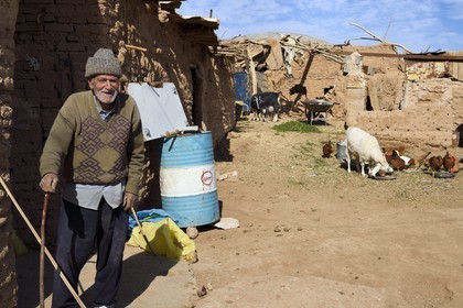 Iran, Province d'Ispahan, désert du Dasht-e Kavir, l'oasis d'Arousan dans la région de Khur et Biabanak, Mohamed Vahab 85 ans et son petit élevage de poules et de chèvres