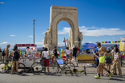 France, Bouches-du-Rhône (13), Marseille, quartier d'Endoume, le Vallon des Auffes, monument aux morts de l'armée d'Orient et des terres lointaines en bordure de la Corniche JF Kennedy