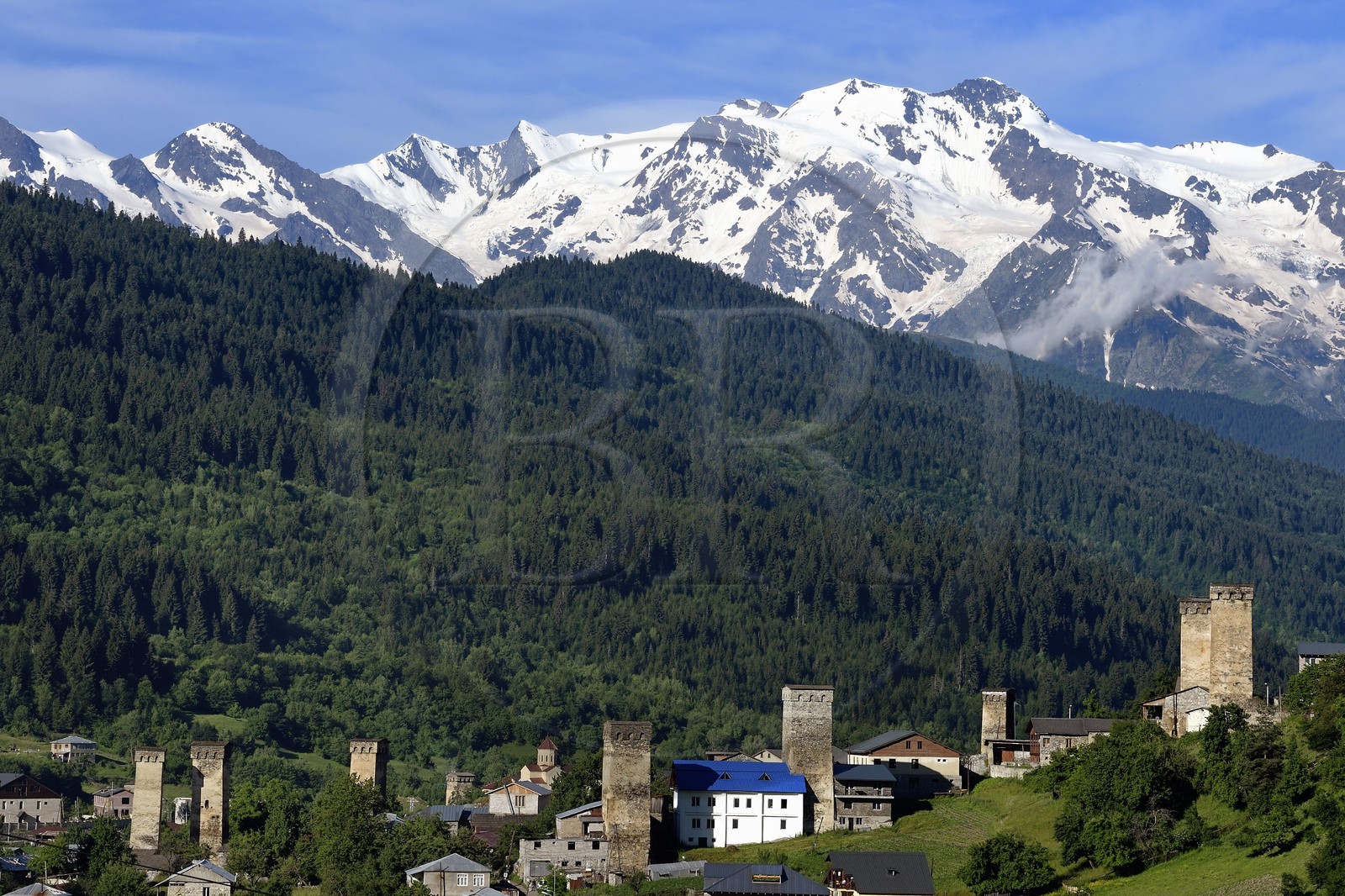 Géorgie, Haute Svanétie (Zemo Svaneti), Mestia, tours défensives Svanes dressées à coté des maisons