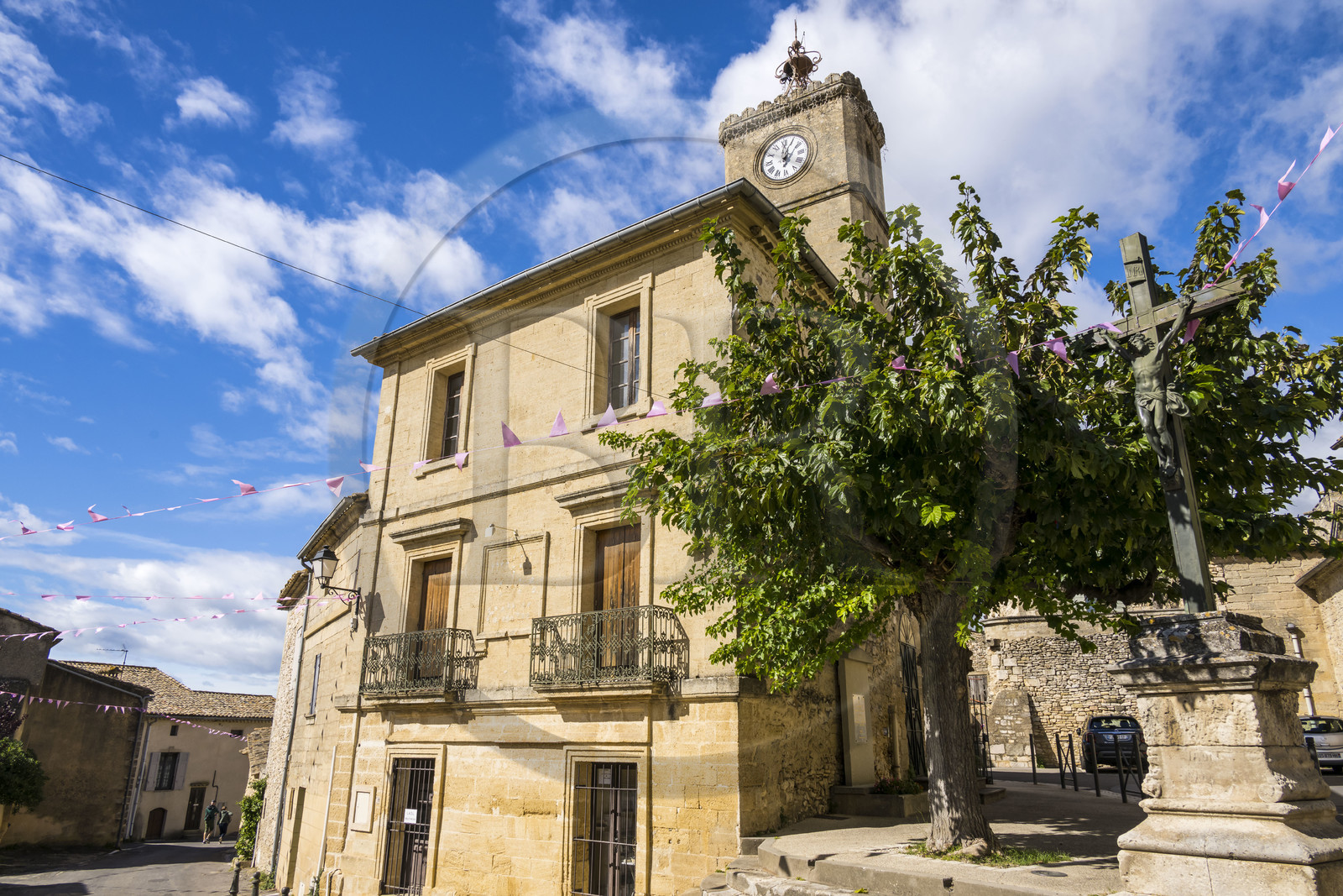 France, Gard (30), place de l'église à Saint-Maximin, village sur le chemin longeant le tracé de l'aqueduc romain de Nimes