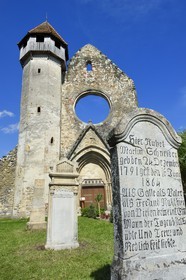 Roumanie, Transylvanie, région de Sibiu et Fagaras, Carta, ancien monastère cistercien de Carta (1205 à 1474), les ruines de l'église abbatiale avait été reconvertie en église fortifiée luthérienne par la communauté de saxons