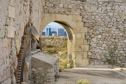 France, Bouches-du-Rhône (13), Marseille, Citadelle de Marseille (Fort Saint-Nicolas, le haut fort appelé fort d’Entrecasteaux), la tour CMA CGM et tour La Marseillaise en arrière plan