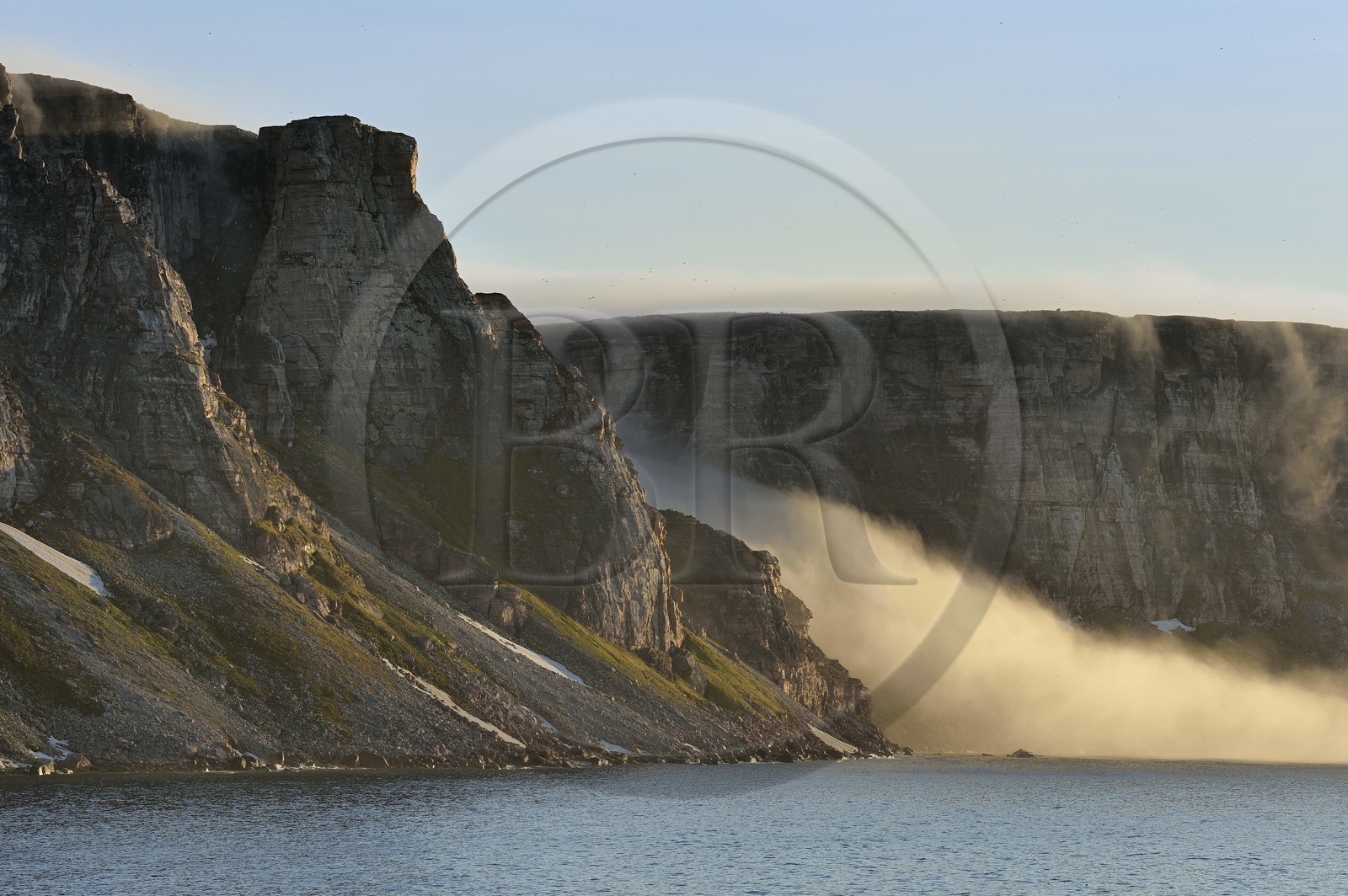 Groenland, cote Nord-Ouest, Murchison sund au nord de Baffin Bay, les falaises vertigineuses de Hakluyt Island au large de la cote ouest de Kiatak (Northumberland Island)