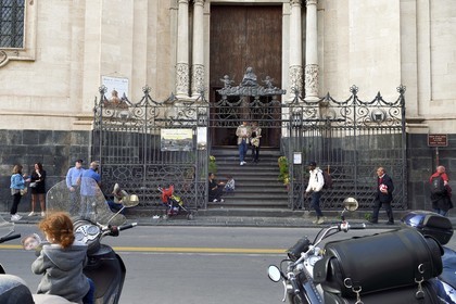 Italie, Sicile, Catane, ville baroque classée au Patrimoine Mondial de l'UNESCO, Piazza del Duomo, l'église Badia di Sant'Agata