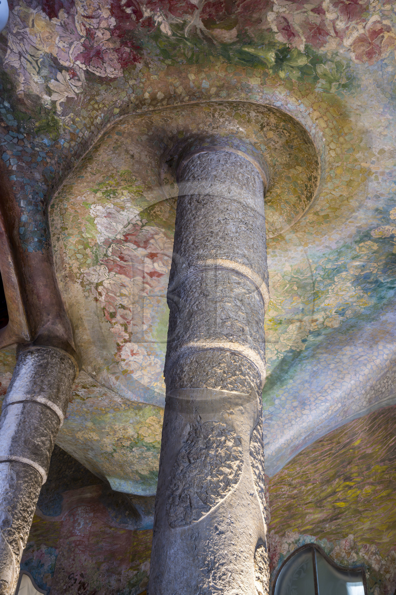 Espagne, Catalogne, Barcelone, quartier de l'Eixample, Passeig de Gracia, Pedrera ou Casa Mila (1905-1910) de l'architecte du modernisme catalan Antoni Gaudi, site classé au Patrimoine Mondial de l'UNESCO, fresques et colonnes de l'entrée principale