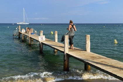France, Var (83), Presqu'Ile de Saint-Tropez, Ramatuelle, plage de Pampelonne, ponton du club 55