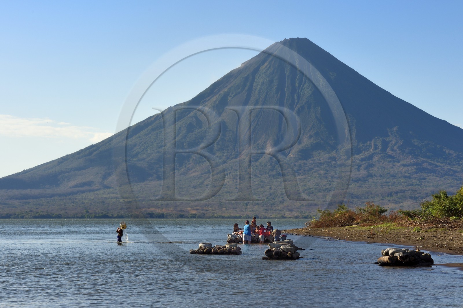 Nicaragua, Ile d'Ometepe sur le lac Nicaragua, village de Merida, femme faisant sa lessive dans le lac et le volcan Conception (1610 m) en arrière plan