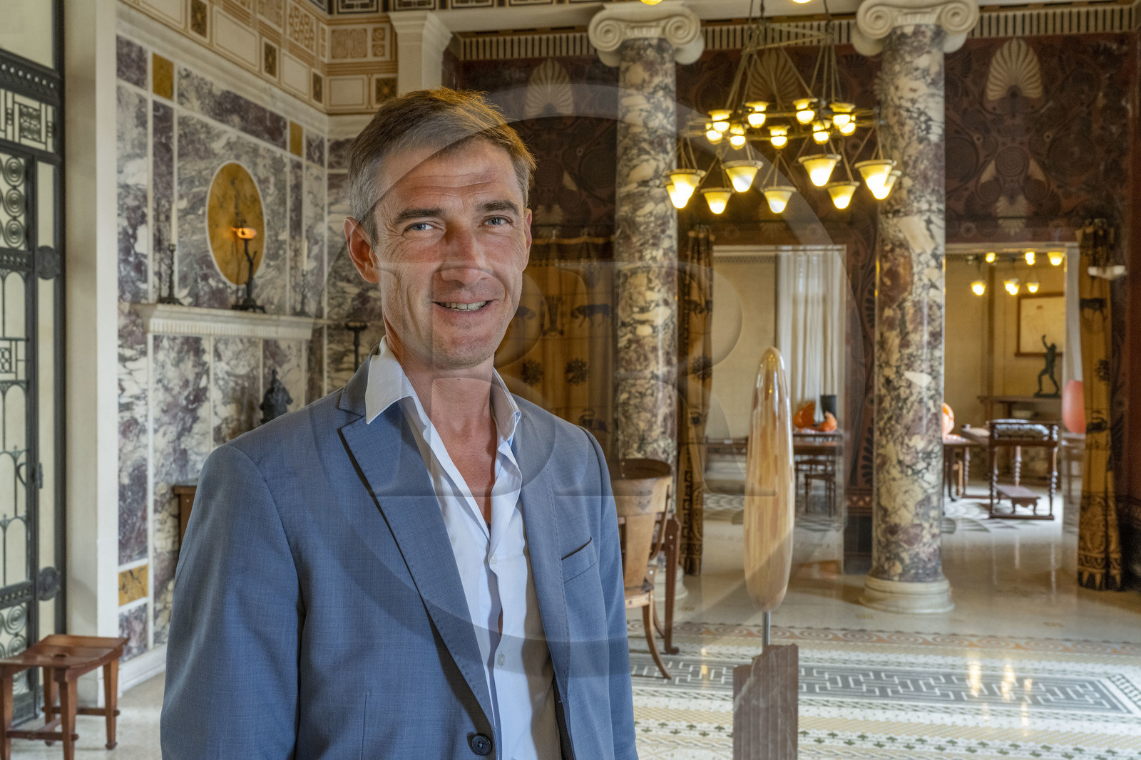 France, Alpes-Maritimes (06),  France, Alpes Maritimes (06), Beaulieu sur Mer, villa Kerylos de style neo-grec construite en 1908 par architecte Emmanuel Pontremoli, le conservateur  Antide Viand dans l'Andron ou salon des hommes