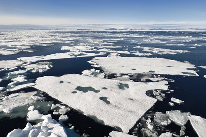 Groenland, cote Nord-Ouest, Smith sound au nord de la baie de Baffin, morceaux de glace de la banquise arctique et la côte canadienne de l'ile d'Ellesmere en arrière plan