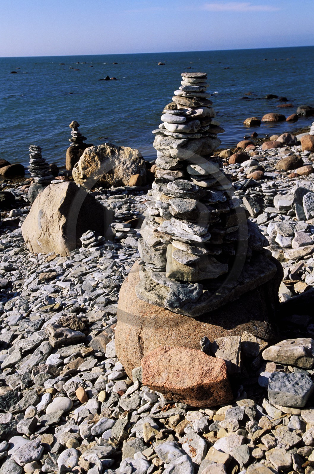 Estonie (Pays Baltes), île de Saaremaa, Pyramides de pierres plates posées comme porte-bonheur le long des plages du sud-ouest
