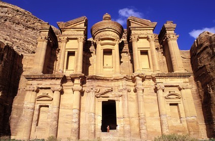 Jordanie, Petra, Ed Deir (le Monastère) sculpté dans le grès est une structure de 45x42 m d'un bloc