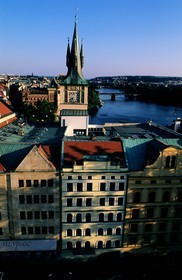 République Tchèque, Prague, quartier de Staré Mesto, maisons à l' entrée du Pont Charles sur la Vtlava