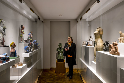 France, Paris, Musée Maillol art museum, exhibition of the German painter and sculptor Markus Lüpertz in dialogue with the work of Aristide Maillol, sculptures by Markus Lüpertz on the left and sculptures by Aristide Maillol on the right, journalist Françoise Monnin from Artension magazine