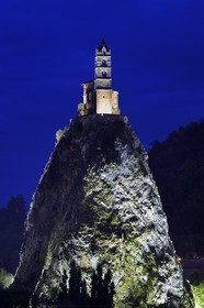France, Haute-Loire (43), Aiguilhe, commune limitrophe du Puy-en-Velay, étape classée Patrimoine Mondial de l'UNESCO dans le cadre des chemins de Compostelle, la Chapelle Saint-Michel d'Aiguilhe perchée sur un piton volcanique