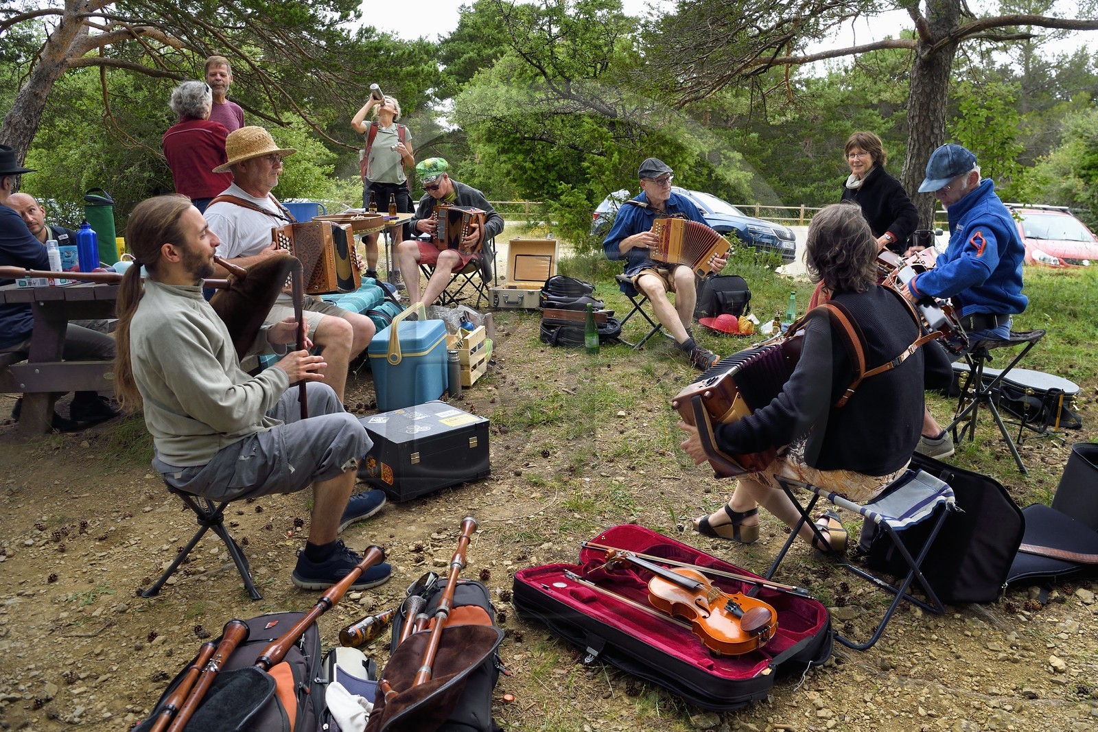 France, Var (83), Plan-d'Aups-Sainte-Baume, parc naturel régional de la Sainte-Baume, Massif de la Sainte-Baume, rencontre de musiciens traditionnels au pied du massif