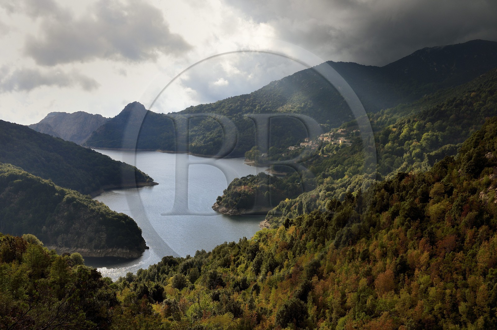 France, Corse-du-Sud (2A), Vallée du Prunelli, village de Tolla au bord du lac artificiel de Tolla depuis le col de la Scalledda