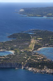 France, Corse-du-Sud (2A), Bonifacio, Ile Cavallo et les falaises de Bonifacio en arrière plan (vue aérienne)