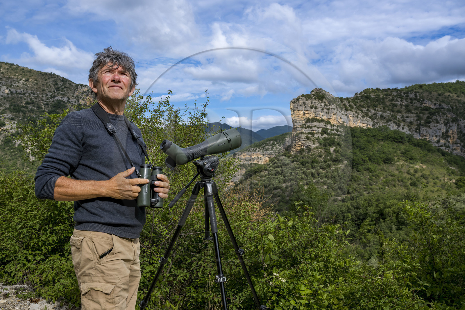France, Drôme (26), parc naturel régional des Baronnies provençales, Saint-May, Christian Tessier, directeur de l'association Vautours en Baronnies, en observation des vautours fauves