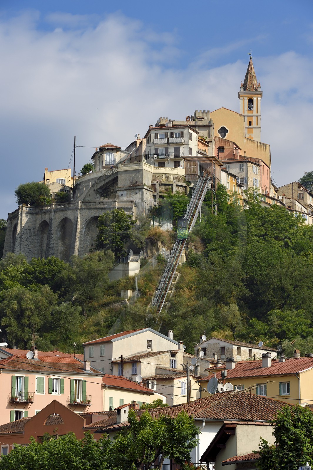 France, Alpes-Maritimes (06), le village perché de Contes et son ascenseur incliné qui mène à l'église Sainte-Marie-Madeleine