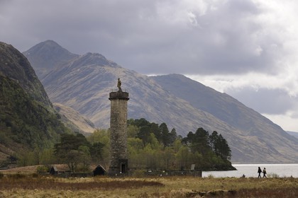 United Kingdom, Scotland, Highlands, statue of an Highlander on Glenfinnan Monument, to mark the spot where Bonnie Prince Charlie started the battle to regain the crown and Loch Shiel