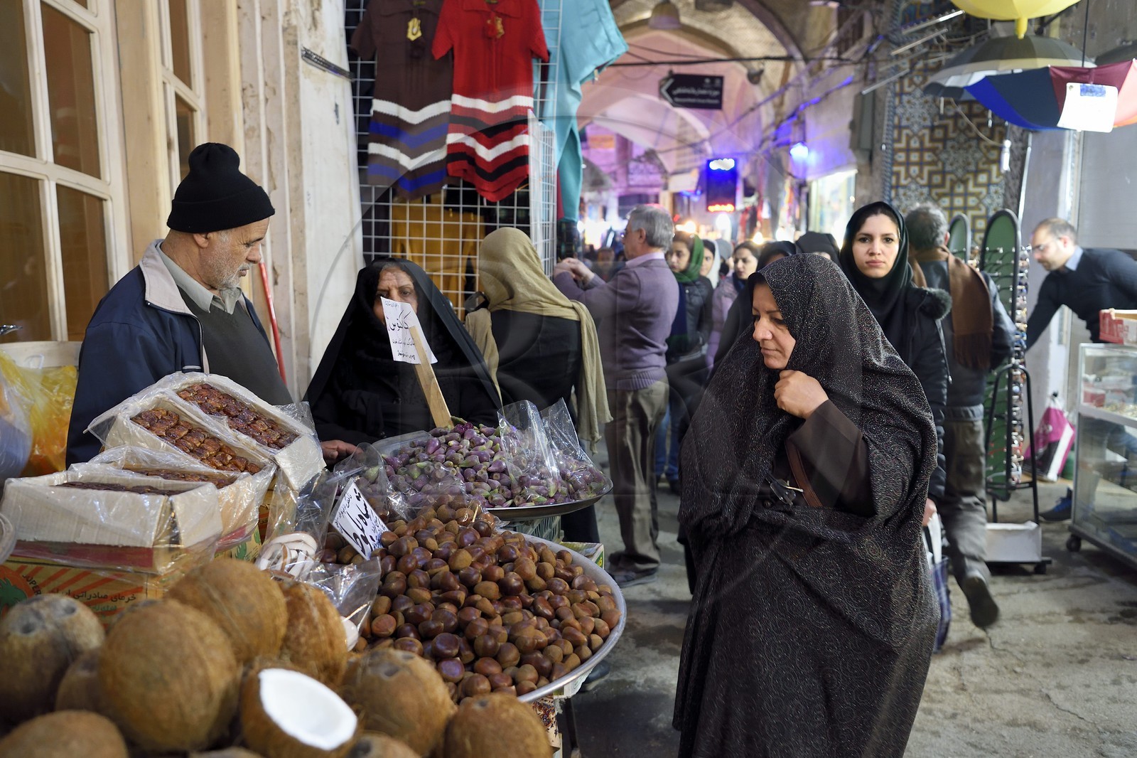 Iran, province d'Ispahan, Ispahan, Bazar-e Bozorg (Grand Bazar), immense bazar couvert qui remonte à près de 1300 ans, étal de fruits secs Iran, province d'Ispahan, Ispahan, Bazar-e Bozorg (Grand Bazar), immense bazar couvert qui remonte à près de 1300 ans, étal de fruits secs