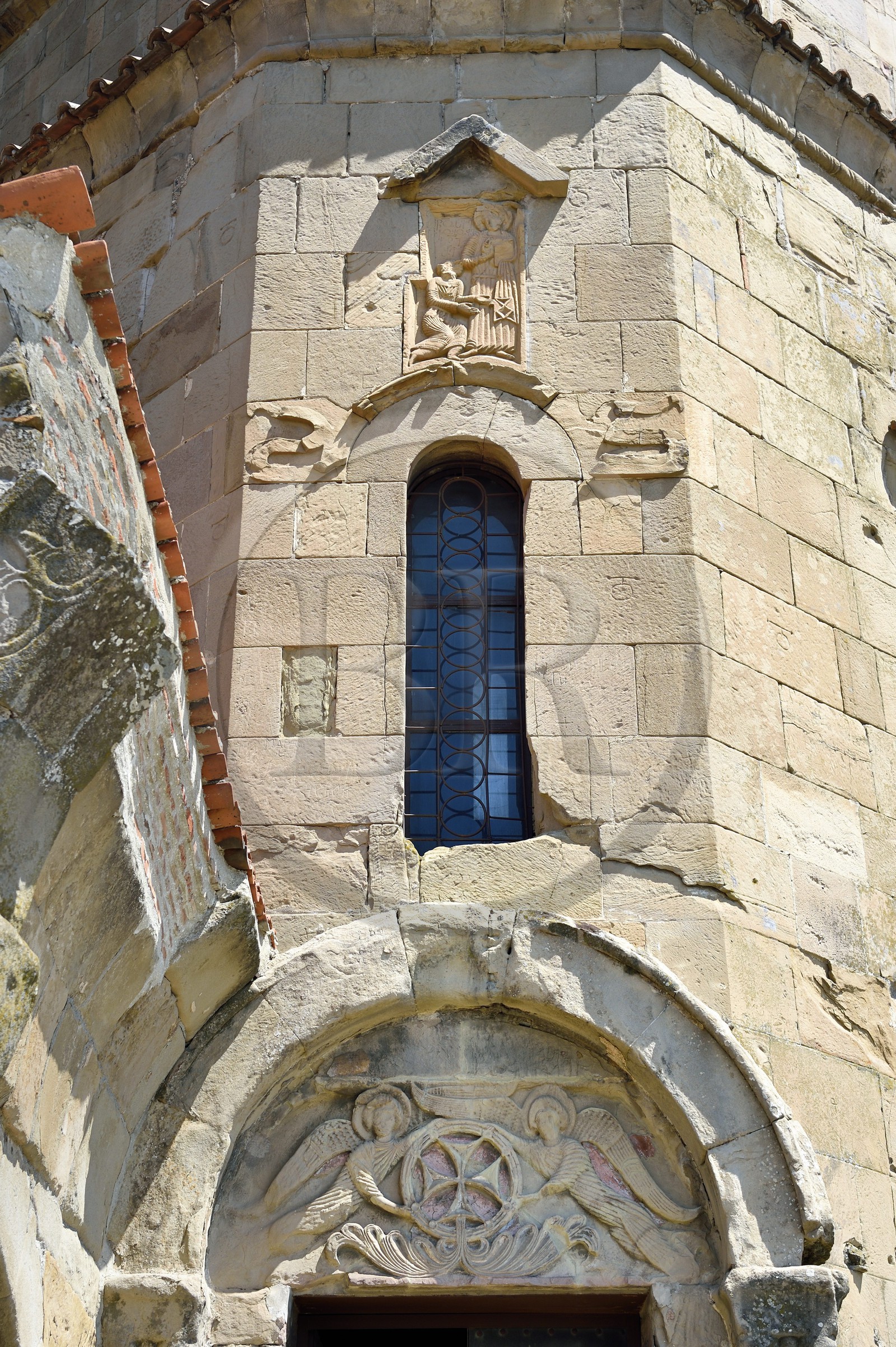 Géorgie, Mtskheta Mtianeti region, Mtskheta, monastère de Djvari (Jvari) ou monastère de la Croix, classé Patrimoine Mondial de l'UNESCO, les Archanges soutenant la croix géorgienne au-dessus de la porte d'entrée