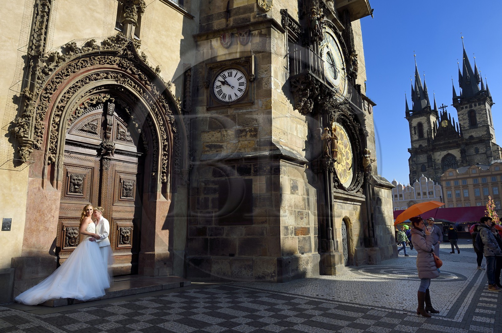 République Tchèque, Prague, centre historique classé Patrimoine Mondial de l'UNESCO, la vieille ville (Stare Mesto), place de la vieille ville (Staromestske namesti), couple de femmes mariées devant l'hotel de ville et l'église Notre-Dame-du-Tyn