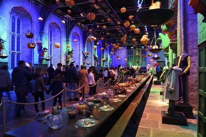 Royaume-Uni, Hertfordshire, Leavesden, Leavesden Film Studios, Harry Potter Studio Tour London, les coulisses du tournage des 8 films de Harry Potter, la grande salle de l'école de Poudlard mettant en vedette plus de 100 citrouilles flottantes sculptées à la main pour Halloween