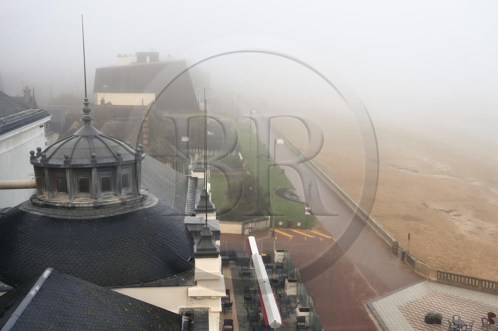 France, Calvados (14), Pays d'Auge, la côte Fleurie, Cabourg, vue au petit matin dans la brume sur le casino et la promenade du bord de mer depuis le Grand Hotel où Marcel Proust séjourna chaque été de 1907 à 1914 France, Calvados (14), Pays d'Auge, la côte Fleurie, Cabourg, vue au petit matin dans la brume sur le casino et la promenade du bord de mer depuis le Grand Hotel où Marcel Proust séjourna chaque été de 1907 à 1914